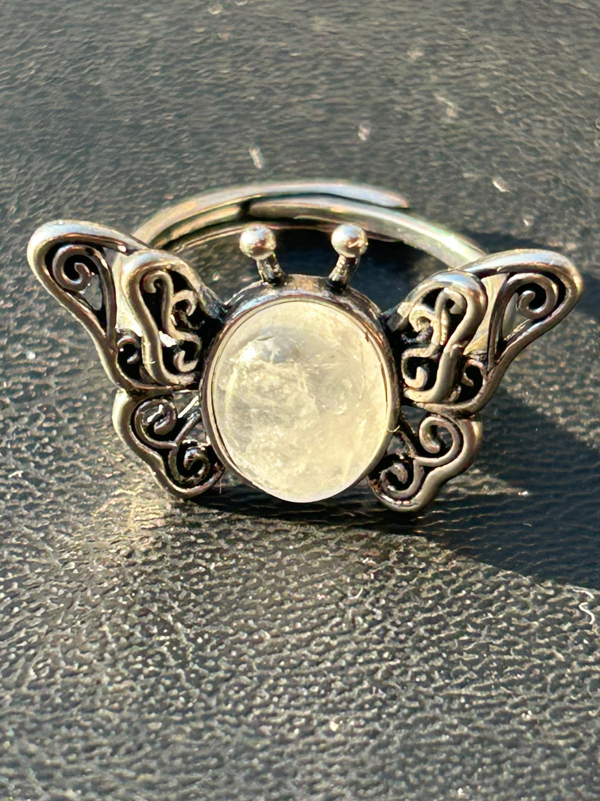 Detalle de cuarzo blanco natural del Anillo Mariposa KLORE